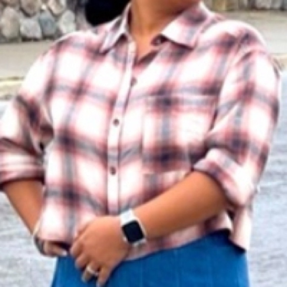 👚Hollister Cropped Shirt